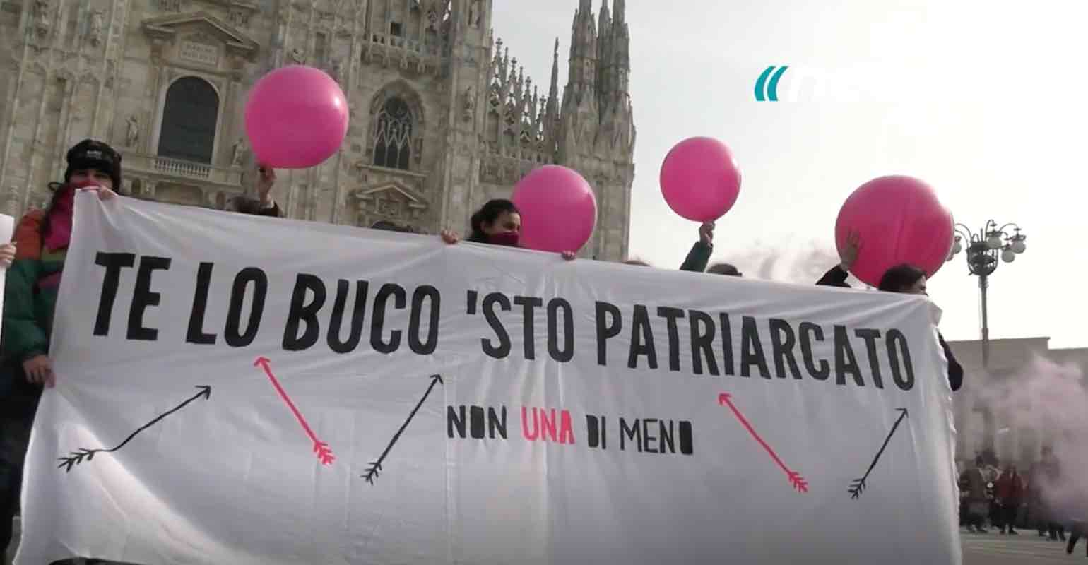 'Non una di meno', flash mob a Milano: "Stop alla violenza"