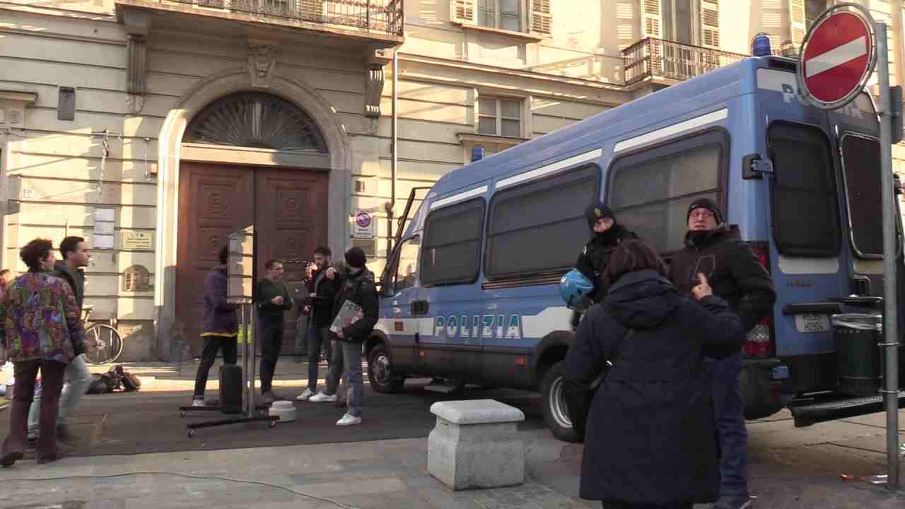 Camionetta della polizia a Torino per Extinction Rebellion
