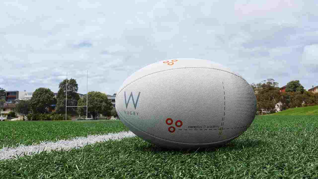 Un pallone appoggiato su un campo da rugby