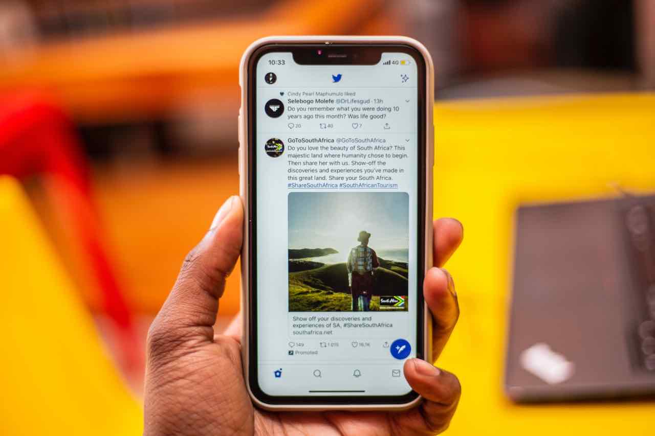 Uno smartphone aperto su Twitter