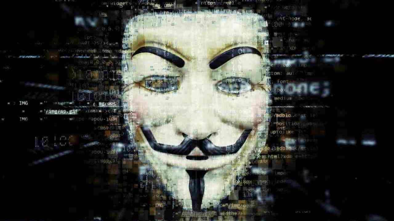 La maschera di Guy Fawkes, dietro cui si celano gli attivisti di Anonymous