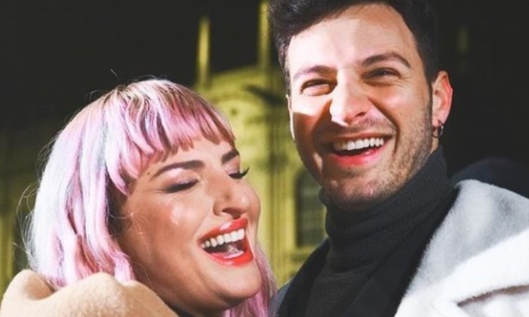 Arisa e Vito sorridono felici