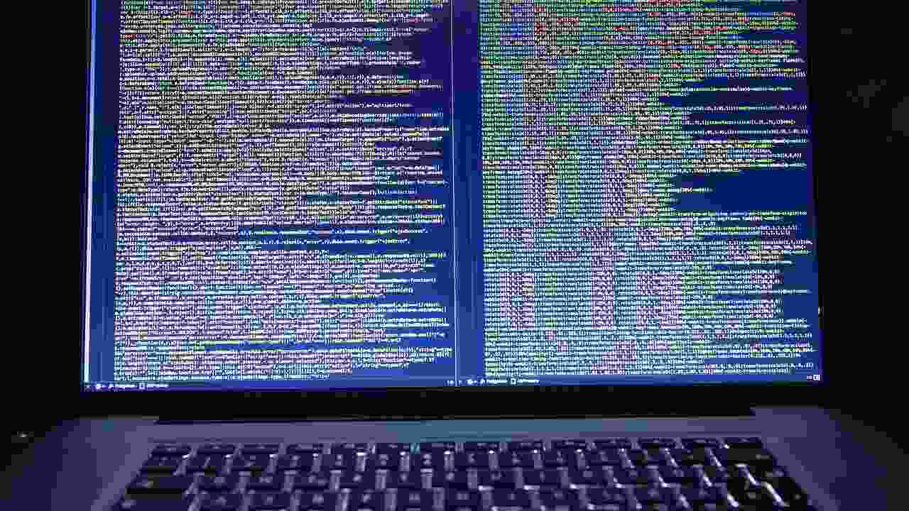 La schermata di un computer, pieno di codici HTML
