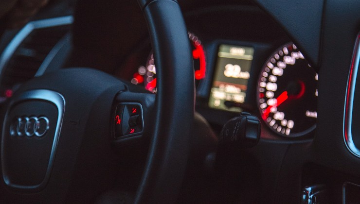 Interno di un'Audi, con logo chiaramente visibile sul volante