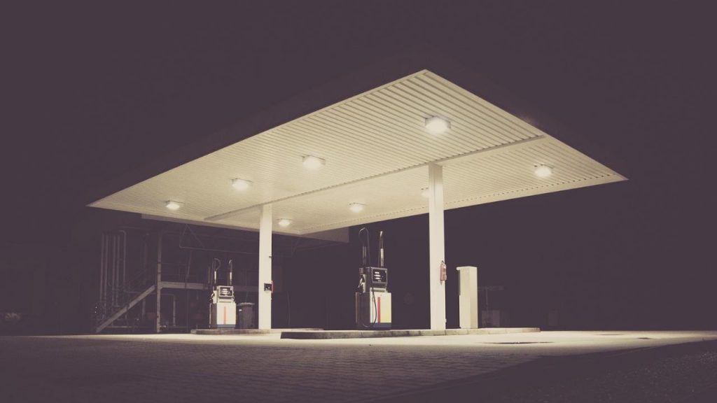Distributore di benzina desolatamente vuoto di notte