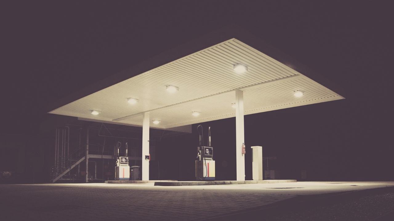 Distributore di benzina desolatamente vuoto di notte