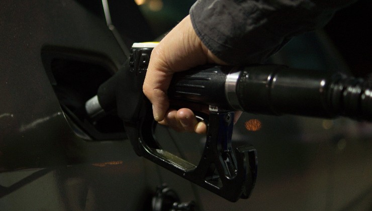 Benzinaio rifornisce di carburante una macchina