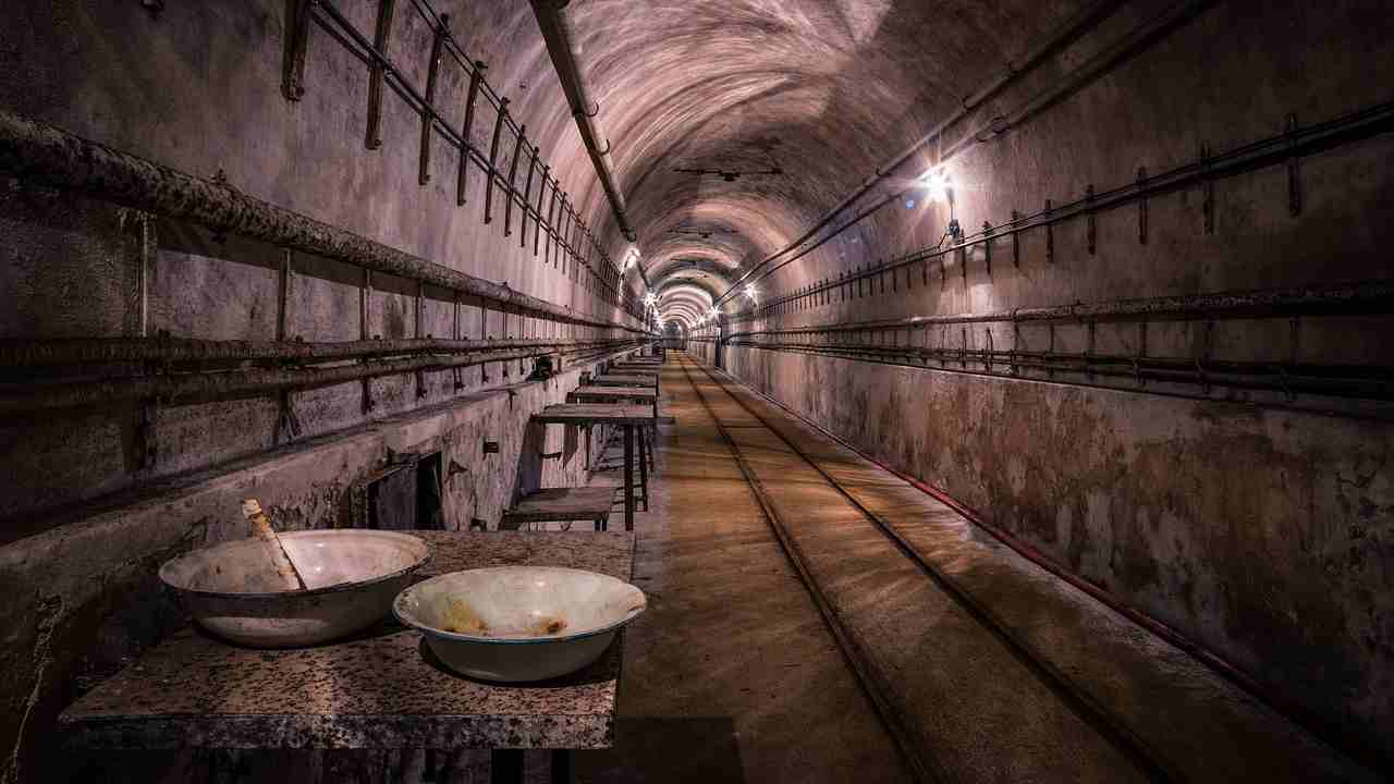 Ciotole di cibo in un bunker antiatomico