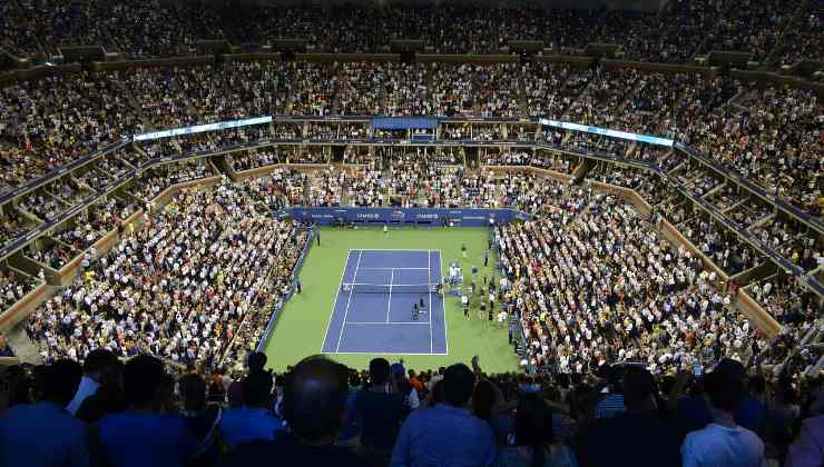 Campo di tennis assiepato di spettatori sugli spalti