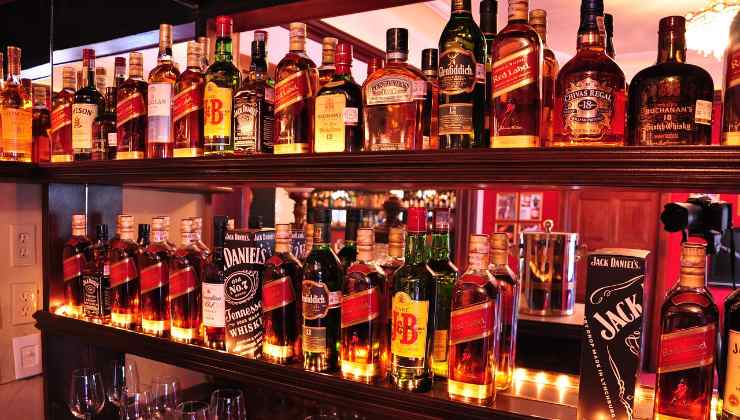 Una vetrina di liquori in una cantina