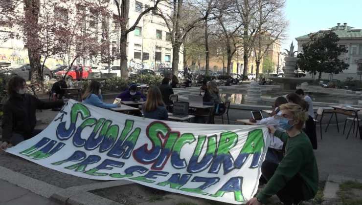 Studenti in piazza contro la didattica a distanza