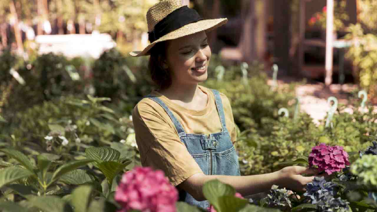 Donna che fa giardinaggio