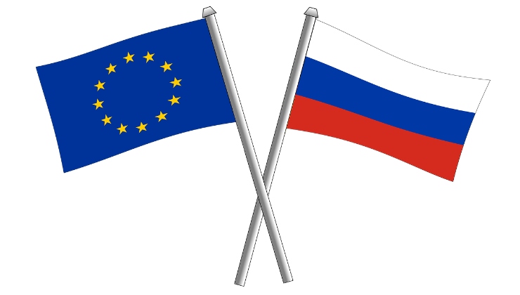 Le bandiere di Europa e Russia si incrociano