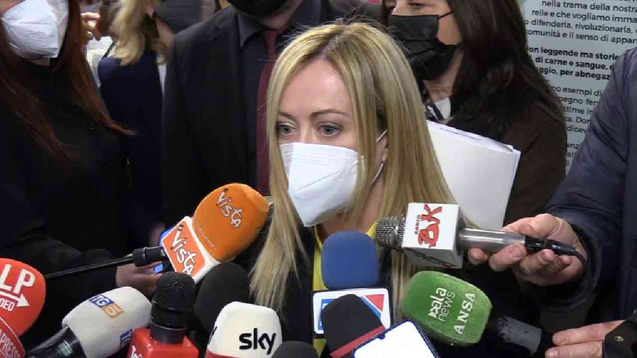 Giorgia Meloni parla ai microfoni dei giornalisti
