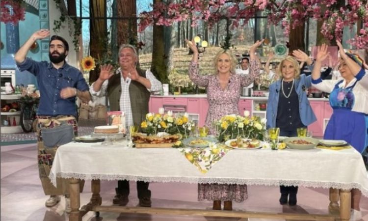 Il cast de E' sempre Mezzogiorno