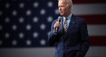 Usa, Biden termina il discorso e tende la mano: ma non c’è nessuno. VIDEO