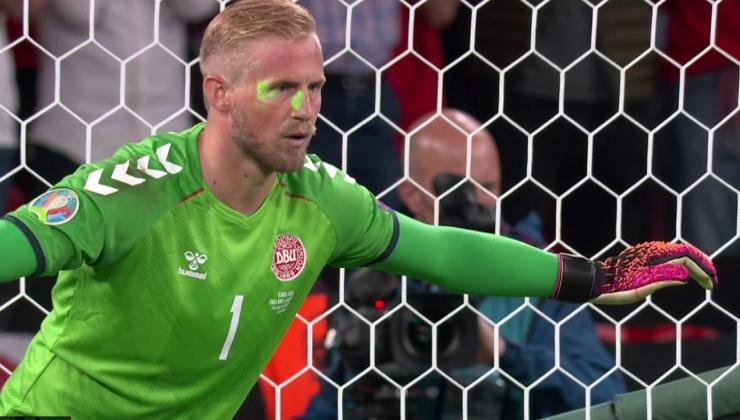 Laser in faccia a Kasper Schmeichel, durante Inghilterra-Danimarca