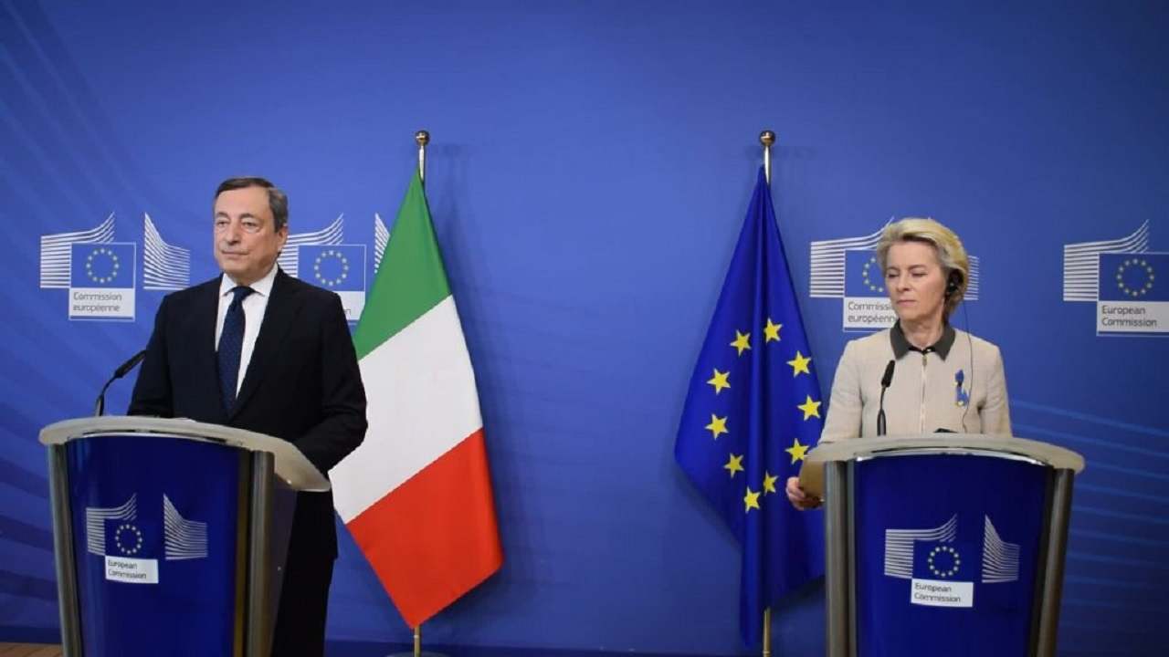 Mario Draghi e Ursula von der Leyen durante la dichiarazione congiunta