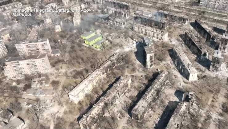 La devastazione nella città di Mariupol, vista dall'alto