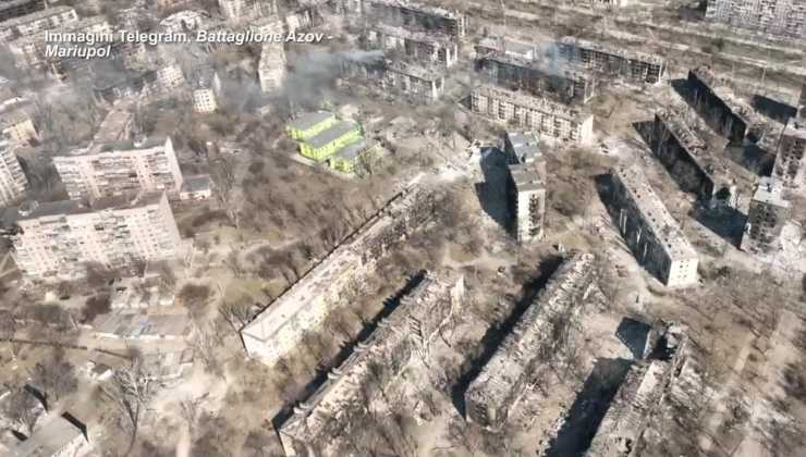 La devastazione nella città di Mariupol, vista dall'alto