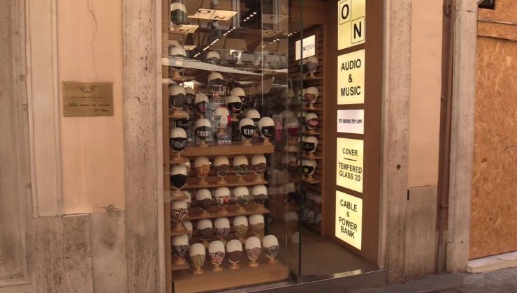 La vetrina di un negozio, dove sono esposte diverse mascherine anti Covid