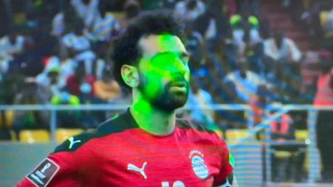 Mohamed Salah bersagliato dai laser