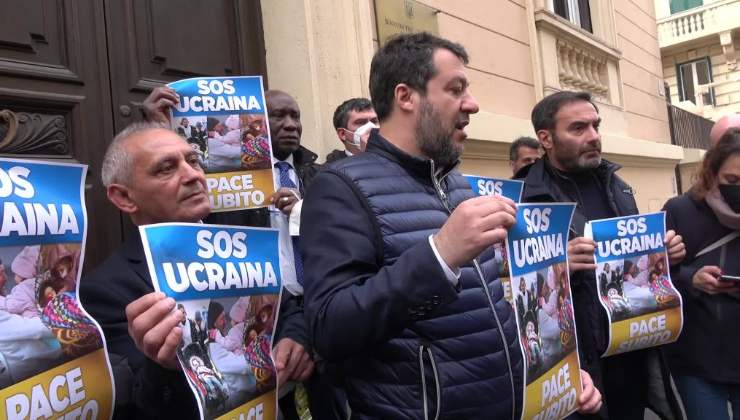 Matteo Salvini con cartelli a favore dell'Ucraina