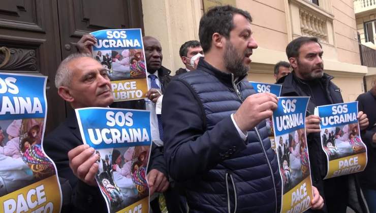 Matteo Salvini espone alcuni cartelli a favore della pace in Ucraina