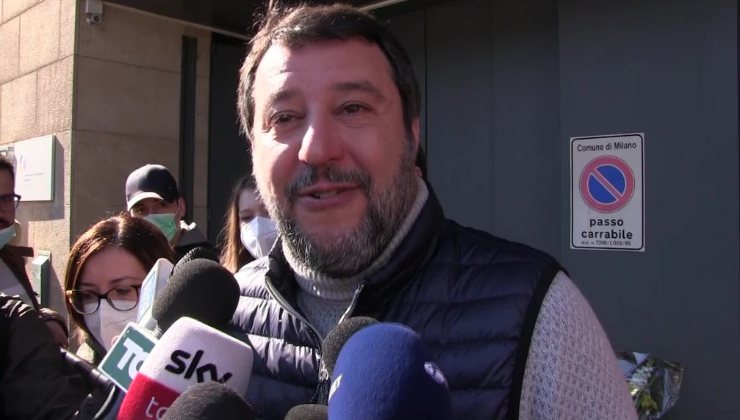 Uno stanco Matteo Salvini incontra la stampa