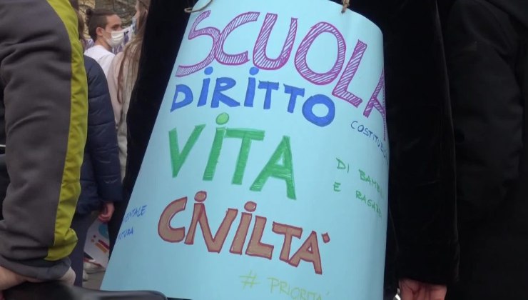 Una manifestazione a favore di scuola e diritti