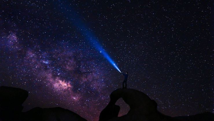 Un modo ben più rudimentale, ma certamente romantico, di guardare le stelle