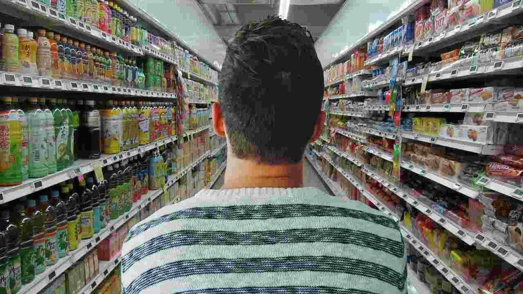 Un cliente di un supermarket si prepara a fare la spesa