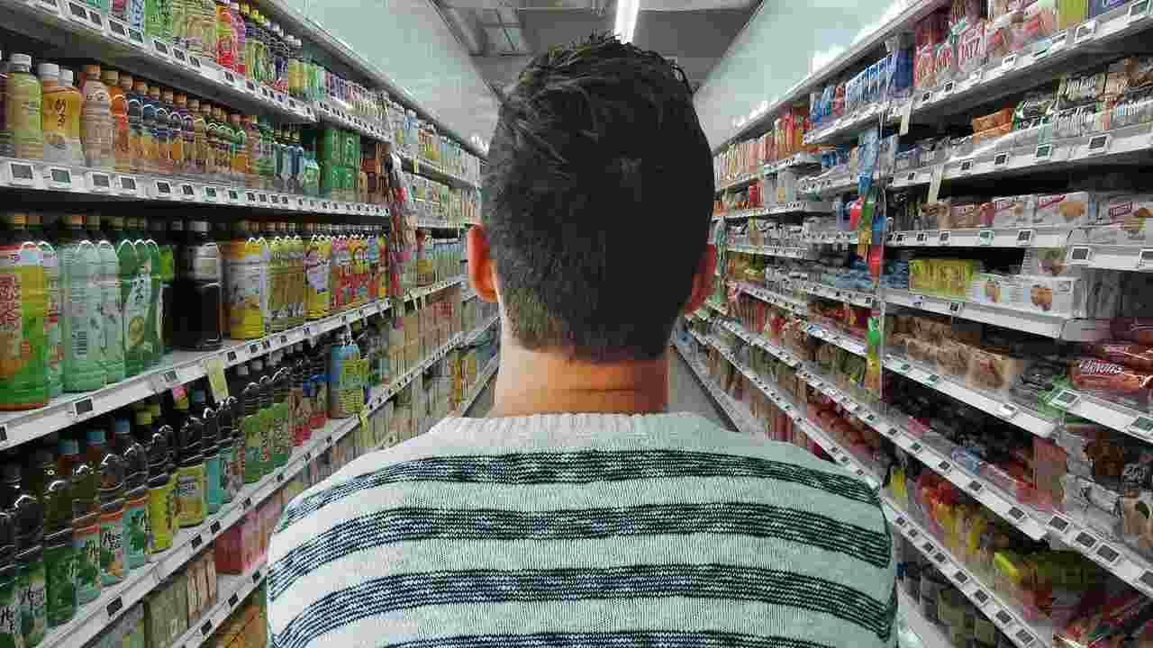 Un cliente di un supermarket si prepara a fare la spesa