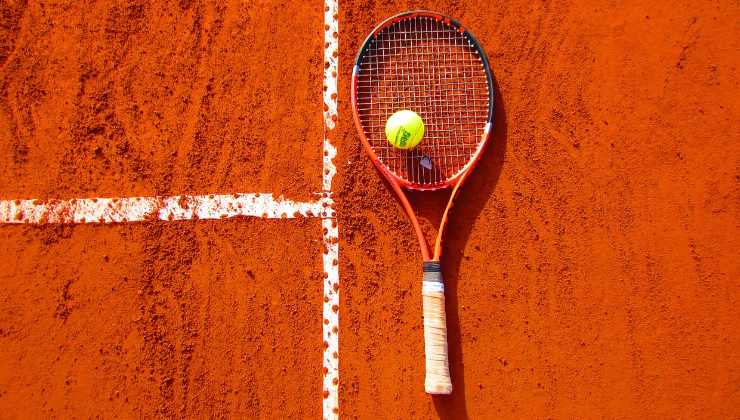 Una racchetta di tennis abbandonata a bordo campo