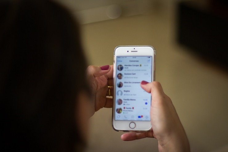 Una donna che usa WhatsApp