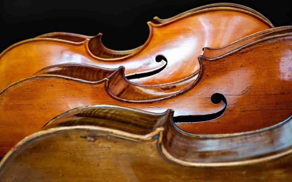 I 100 Cellos sono si esibiscono suonando dei violoncelli