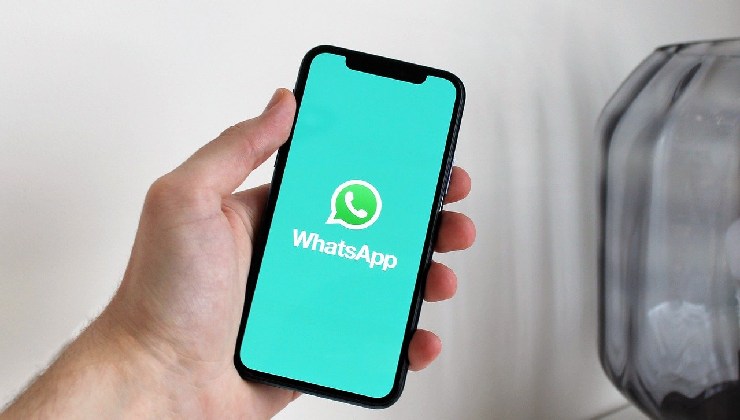 Smartphone con logo WhatsApp