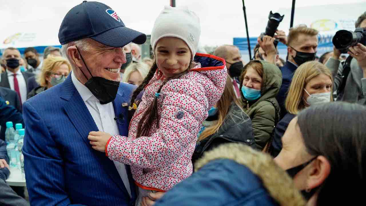 Ucraina, Joe Biden visita un campo profughi a Varsavia