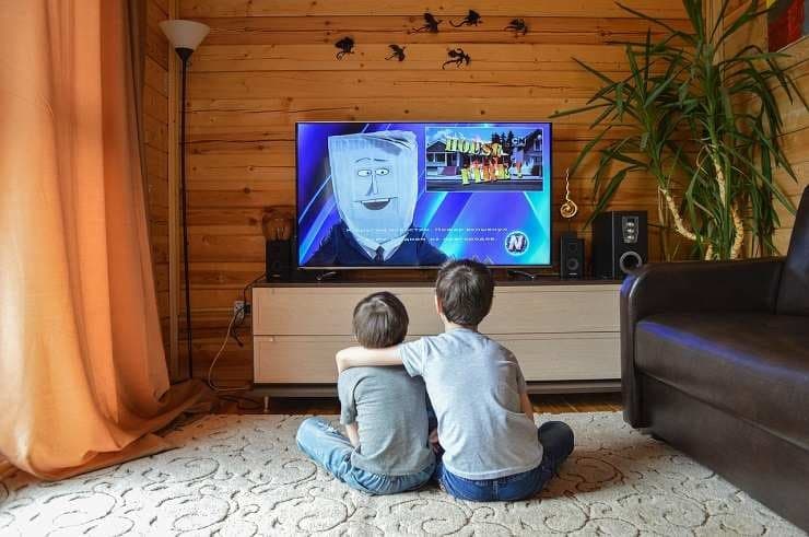 due bambini che guardano la televisione canone Rai