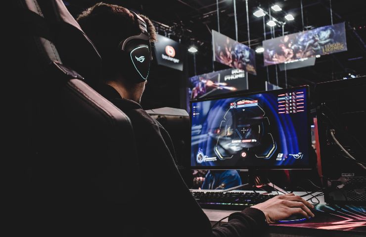 Un ragazzo impegnato con gli eSports