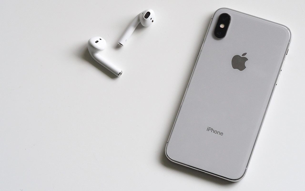 Un iPhone e degli Airpods