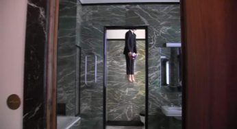 Maurizio Cattelan impiccato: l’installazione choc a Milano – VIDEO