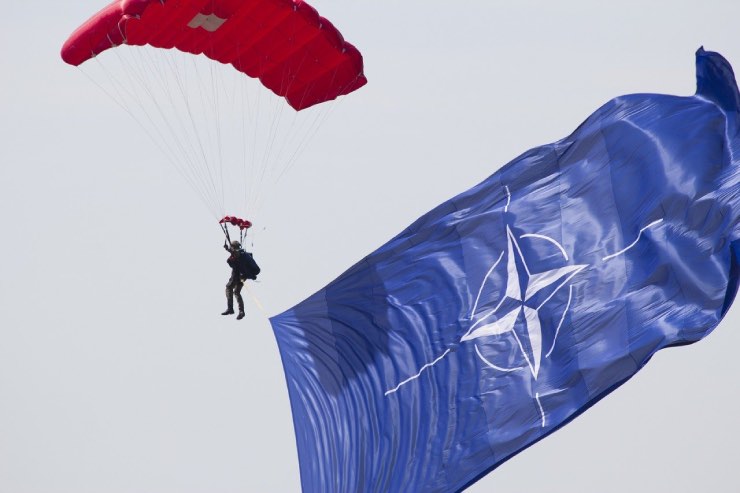 Paracadutista bandiera Nato