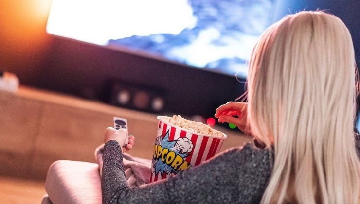 ragazza guarda programmi Tv