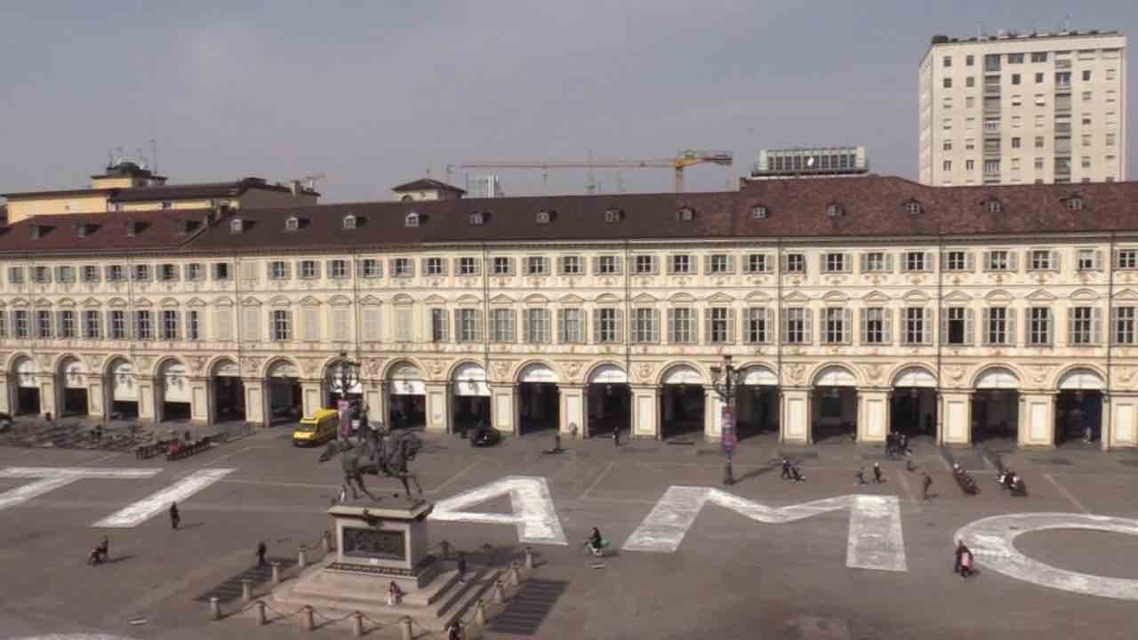 Scritta gigante piazza San Carlo Torino