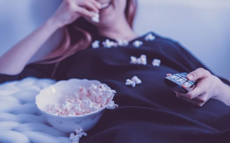 una ragazza che guarda la televisione canone Rai