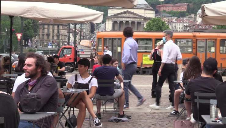 Tavolini di un bar a Torino