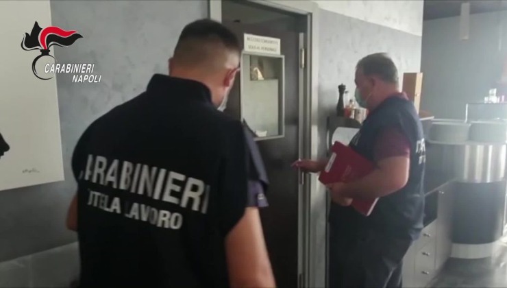 Carabinieri al lavoro a Napoli