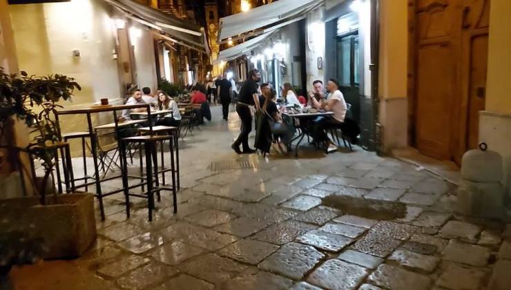 Una cena all'aperto tra le stradine di Palermo
