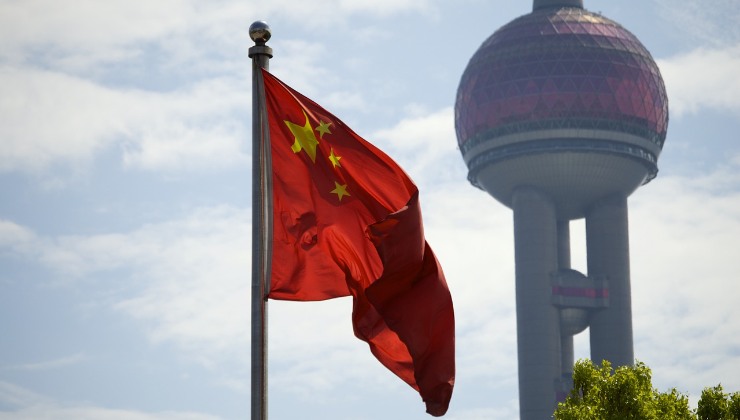 Una bandiera della Cina sventola a Shanghai